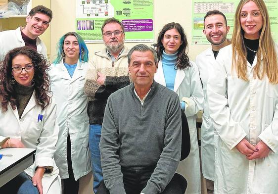 El catedrático Pedro Lozano (sin bata) con investigadores de su equipo.