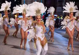 Una comparsa baila en el tercer gran desfile del Carnaval de Águilas, en 2023.