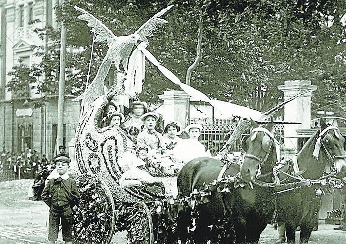 Imagen secundaria 1 - Arriba: José Fernando Vázquez Casillas posa para LA VERDAD en la exposición del Archivo General dedicada a los Mateo con fotografías de Eliseo y Carlos Mateo a sus espaldas que aportan detalles sobre su personalidad y sus intereses. Abajo derecha: Extraordinarios, 1 de enero de 1929. En esta página del periódico LA VERDAD se recoge la fotografía artística de Carlos Mateo 'El ojo de la torre', en la que el creador juega con el magenta. Abajo izquierda: Batalla de las Flores, 1914. Los Mateo fueron grandes embajadores de la cultura y de las tradiciones de Murcia y algunas de sus fotografías llegaron a ser portada de medios nacionales como ABC, dando a conocer las Fiestas de Primavera a través de sus carrozas y la Semana Santa.