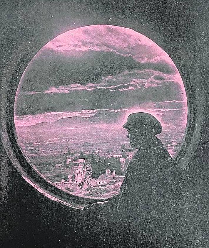 Imagen secundaria 2 - Arriba: José Fernando Vázquez Casillas posa para LA VERDAD en la exposición del Archivo General dedicada a los Mateo con fotografías de Eliseo y Carlos Mateo a sus espaldas que aportan detalles sobre su personalidad y sus intereses. Abajo derecha: Extraordinarios, 1 de enero de 1929. En esta página del periódico LA VERDAD se recoge la fotografía artística de Carlos Mateo 'El ojo de la torre', en la que el creador juega con el magenta. Abajo izquierda: Batalla de las Flores, 1914. Los Mateo fueron grandes embajadores de la cultura y de las tradiciones de Murcia y algunas de sus fotografías llegaron a ser portada de medios nacionales como ABC, dando a conocer las Fiestas de Primavera a través de sus carrozas y la Semana Santa.