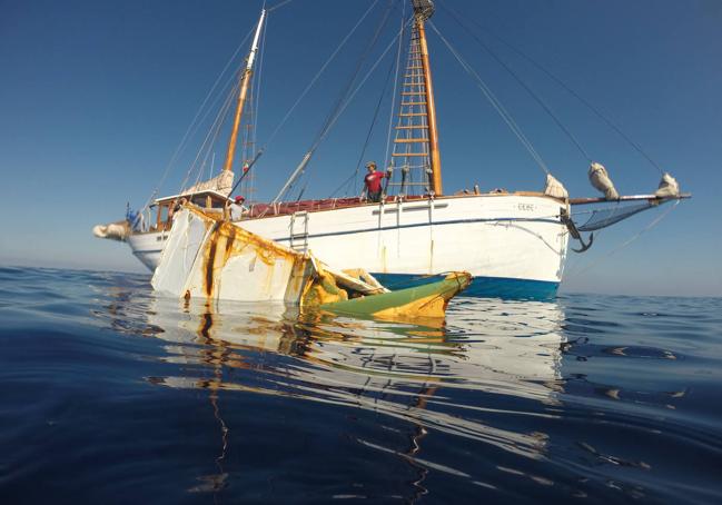 Una nevera flotando delante del velero 'Else'.