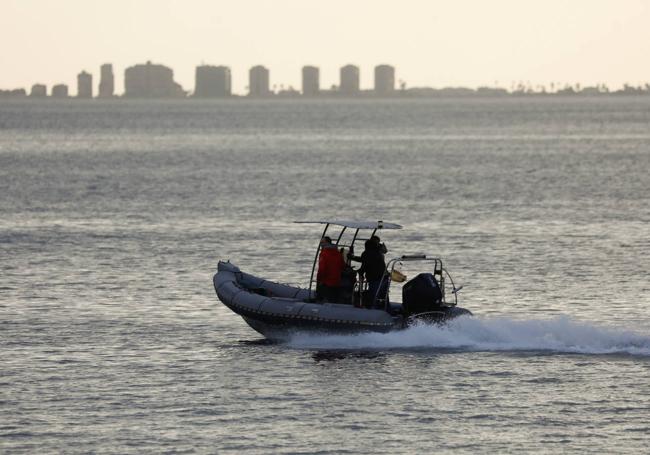 Efectivos de Salvamento Marítimo en una lancha durante la búsqueda coordinada en el Mar Menor del joven desaparecido.