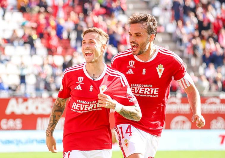 Isi Gómez y Pedro León celebran el segundo gol del partido.