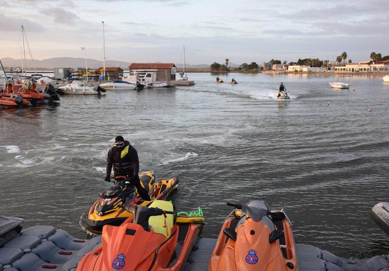 Motos acuáticas de voluntarios que han salido a buscar al menor desparecido.