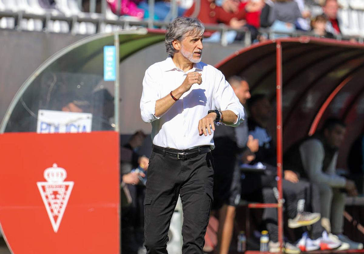 Pablo Alfaro, técnico del Real Murcia, durante el partido ante el Atlético Baleares.