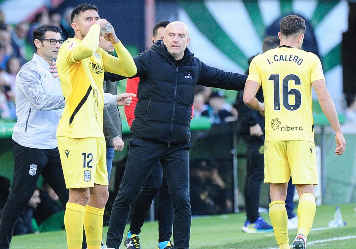 Julián Calero, este domingo, dando indicaciones a Narváez e Iván Calero.