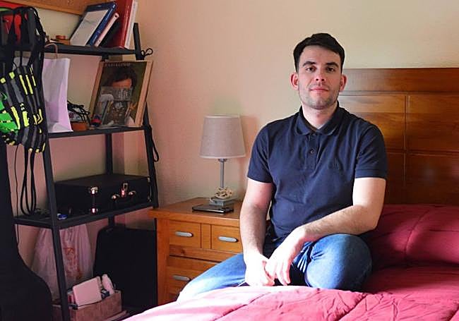José Meroño, en la habitación de la casa de sus padres en Totana, donde vive.