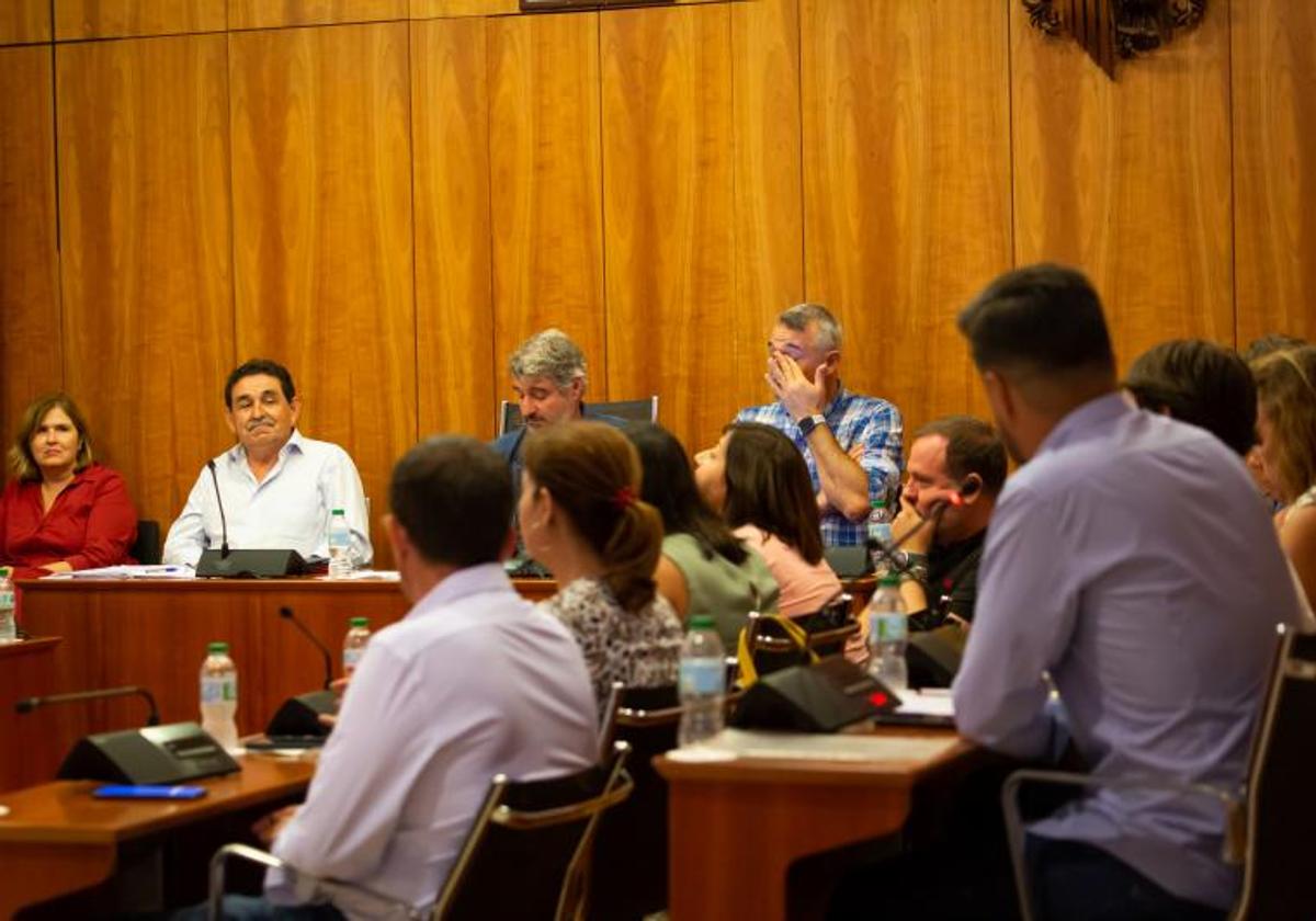 El portavoz de Cs, José Aix, interpela a la mesa, presidida por el alcalde, Pepe Vegara, el vicealcalde, Manuel Mestre, el secretario municipal, Virgilio Estremera, y la interventora, Carmen Corral.