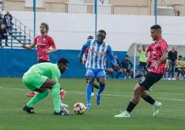 Emaná, autor del gol del Águilas, intenta llegar a un balón que atrapa Razak.