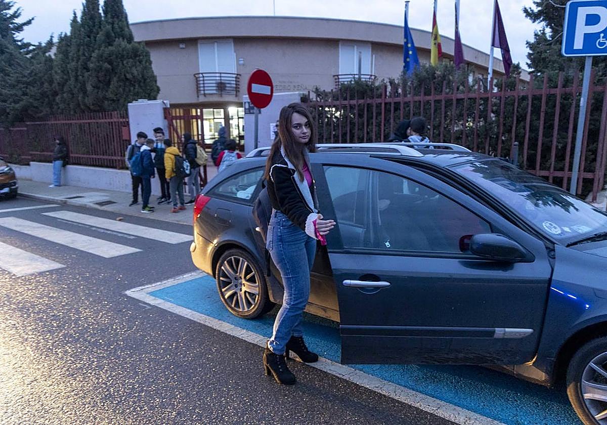 Zahira Larios se baja del coche de una vecina en el instituto Peñalver de El Algar.