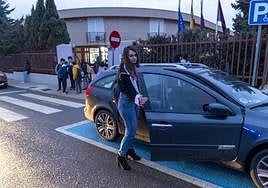 Zahira Larios se baja del coche de una vecina en el instituto Peñalver de El Algar.