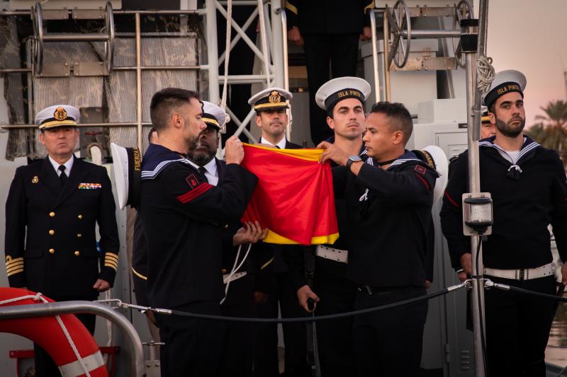 La visita de la patrullera de la Armada a Campoamor, en imágenes