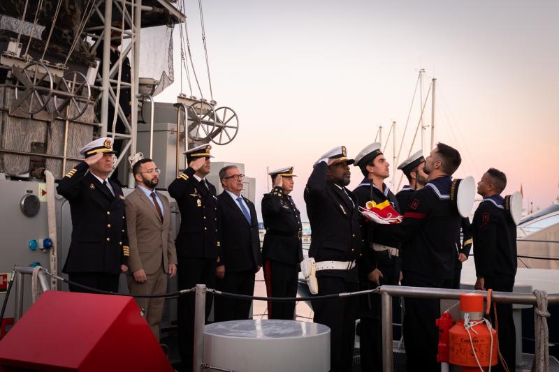 La visita de la patrullera de la Armada a Campoamor, en imágenes