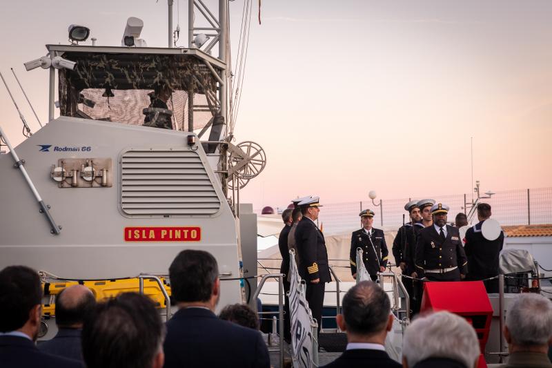 La visita de la patrullera de la Armada a Campoamor, en imágenes
