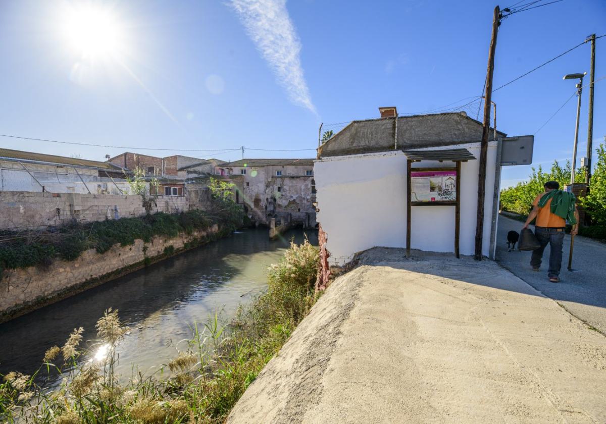 Tramo de la acequia de Aljufía, en pleno corazón de la huerta de Murcia.