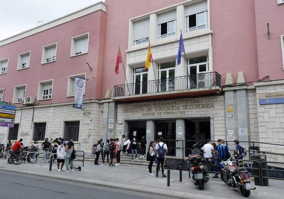 Alumnos de secundaria a las puertas de un instituto en Murcia en una imagen de archivo.