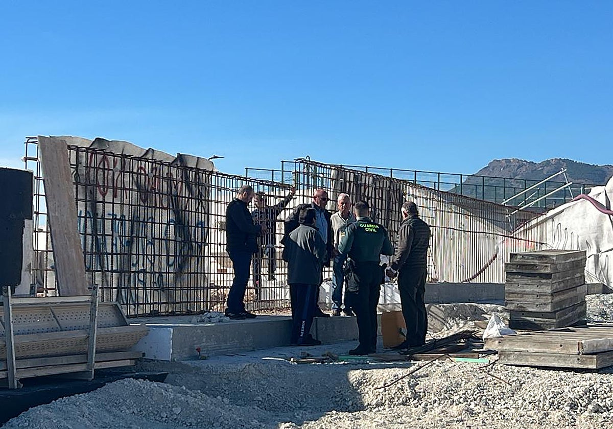 Vecinos, Guardia Civil y los concejales Ángel Meca y Pedro Sosa en la obra de Adif.