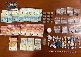 Dosis de varios tipos de droga y dinero en efectivo que intervinieron los agentes durante la operación.