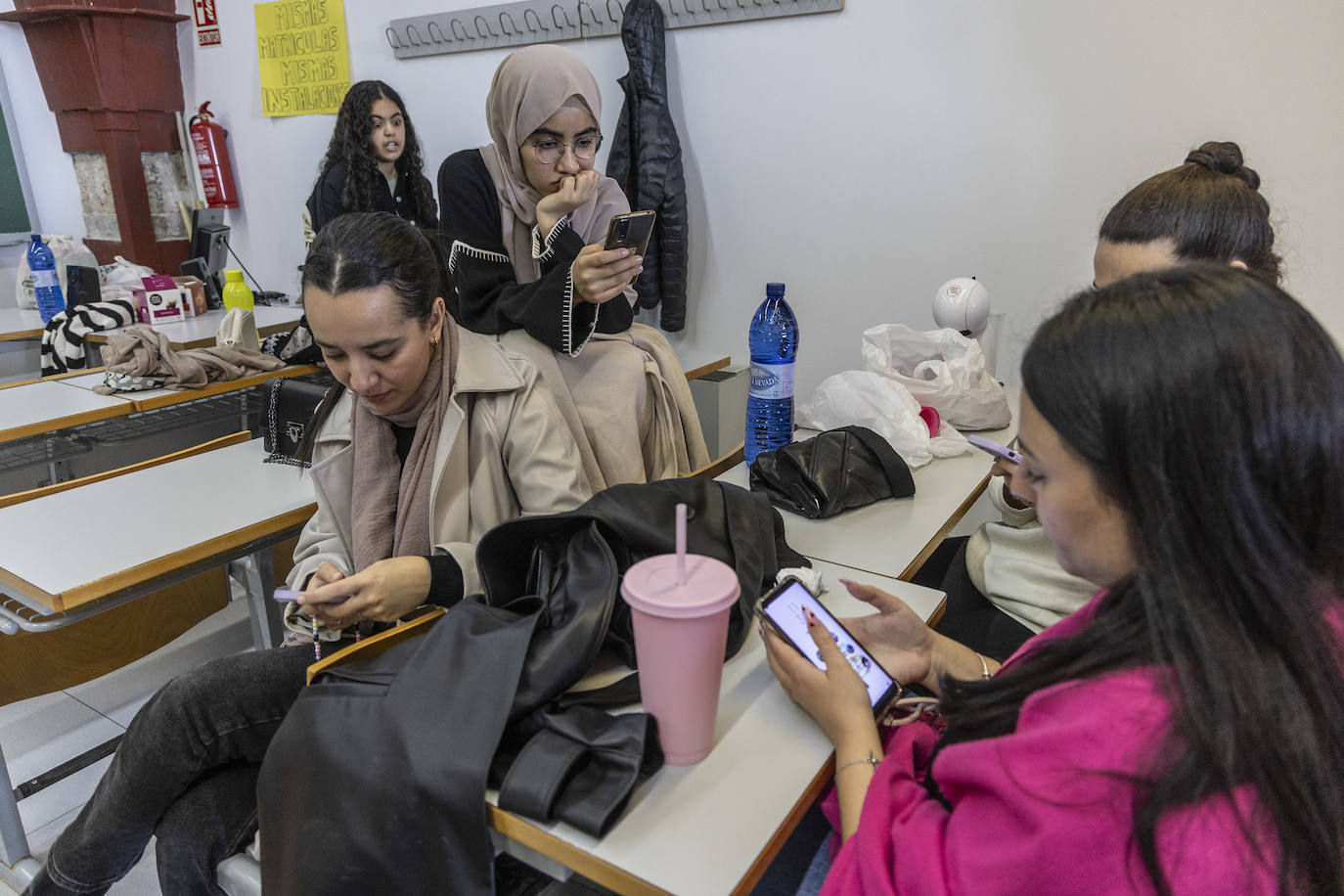 Las imágenes del encierro de los alumnos de Enfermería de Cartagena