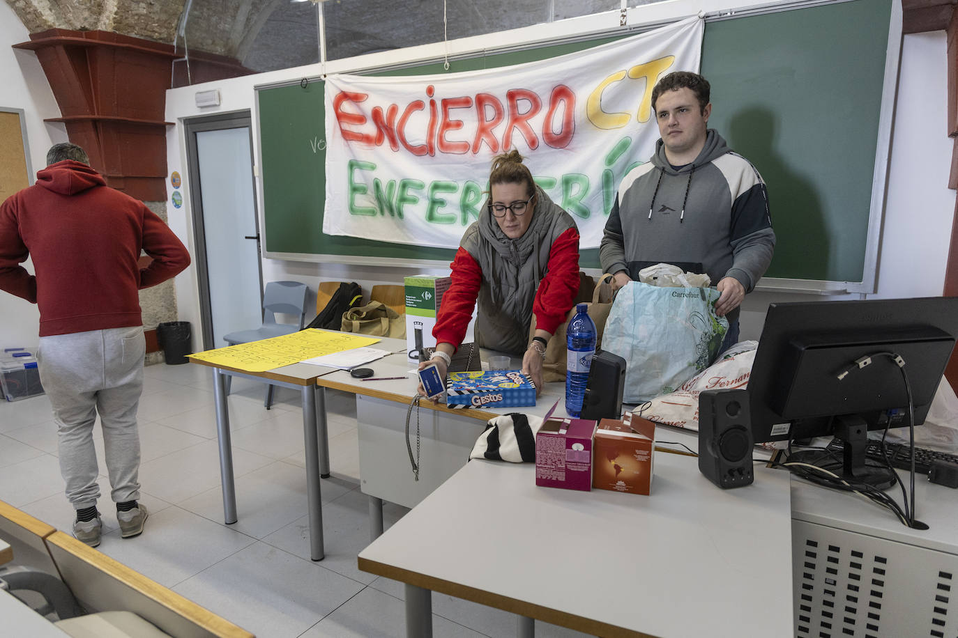 Las imágenes del encierro de los alumnos de Enfermería de Cartagena