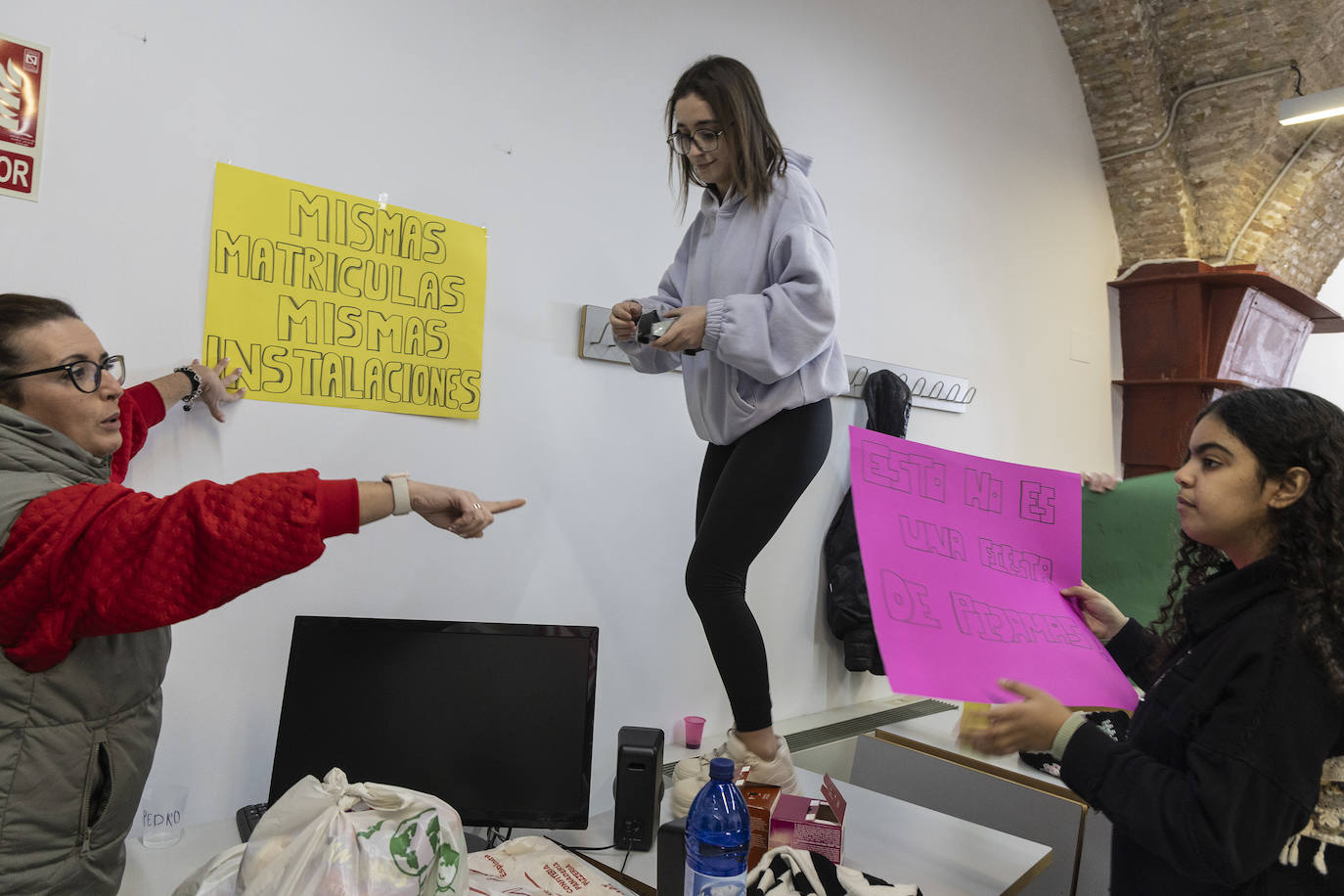 Las imágenes del encierro de los alumnos de Enfermería de Cartagena