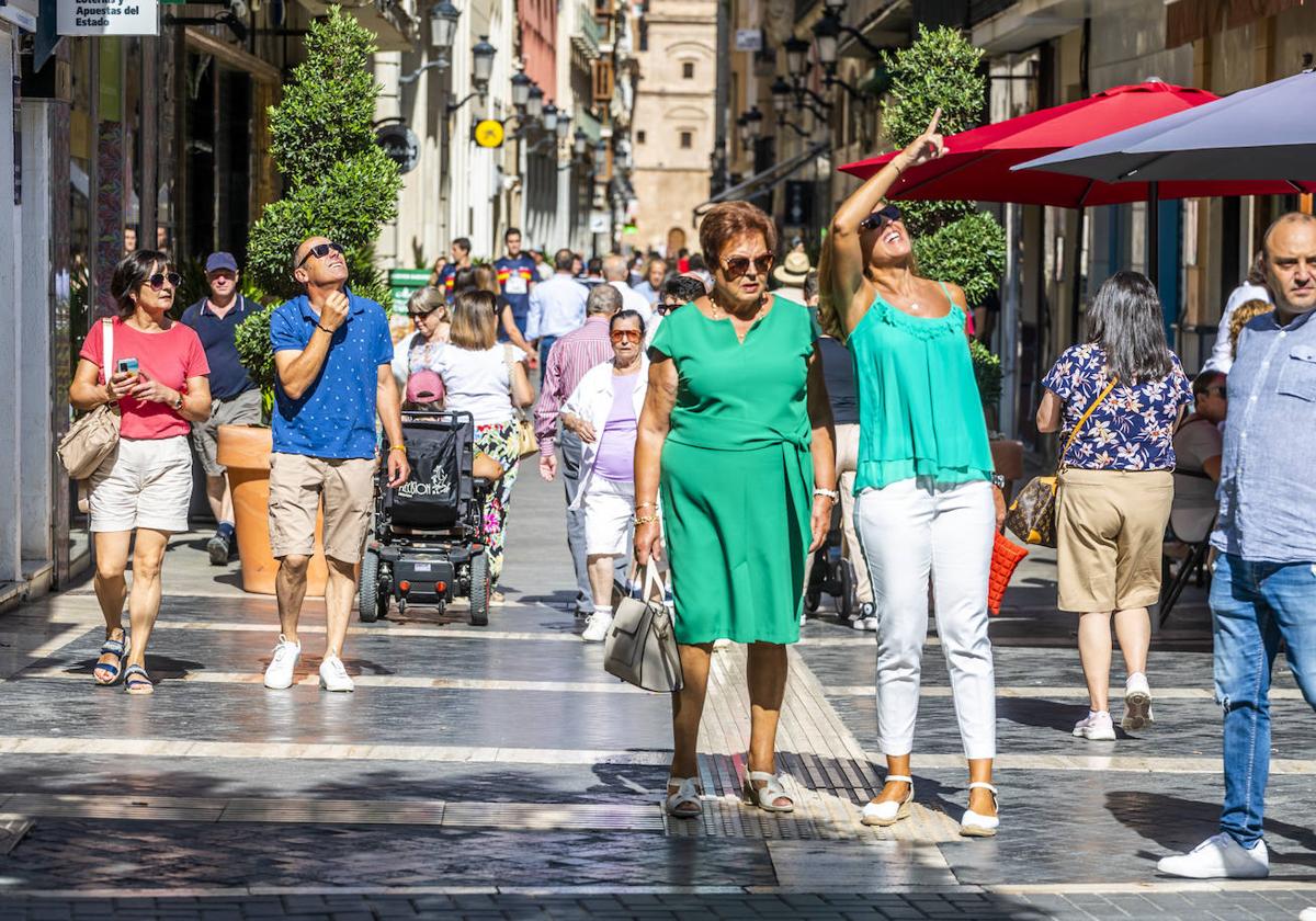 Turistas caminan acalorados por el centro de Murcia en una imagen del pasado verano.