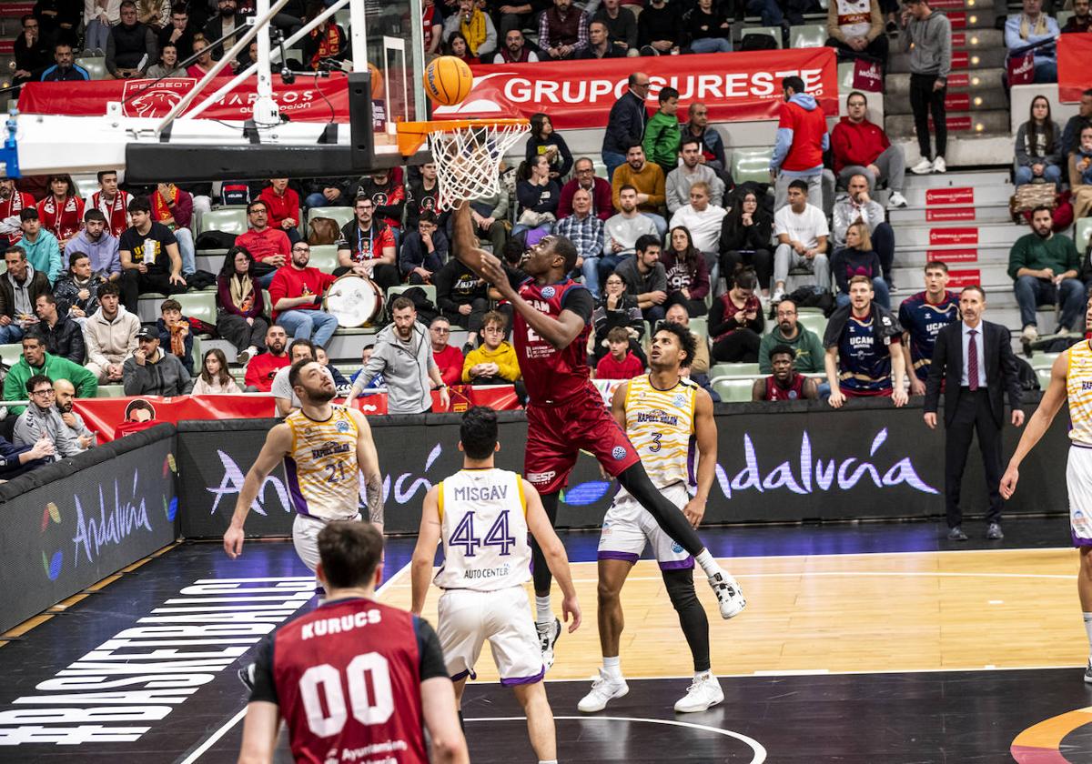 Canasta del UCAM en el Palacio de los Deportes.