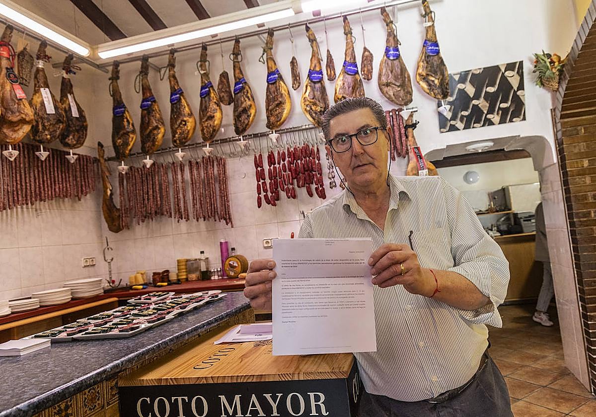 Leandro Madrid, de la Venta El Huevo, muestra la carta.