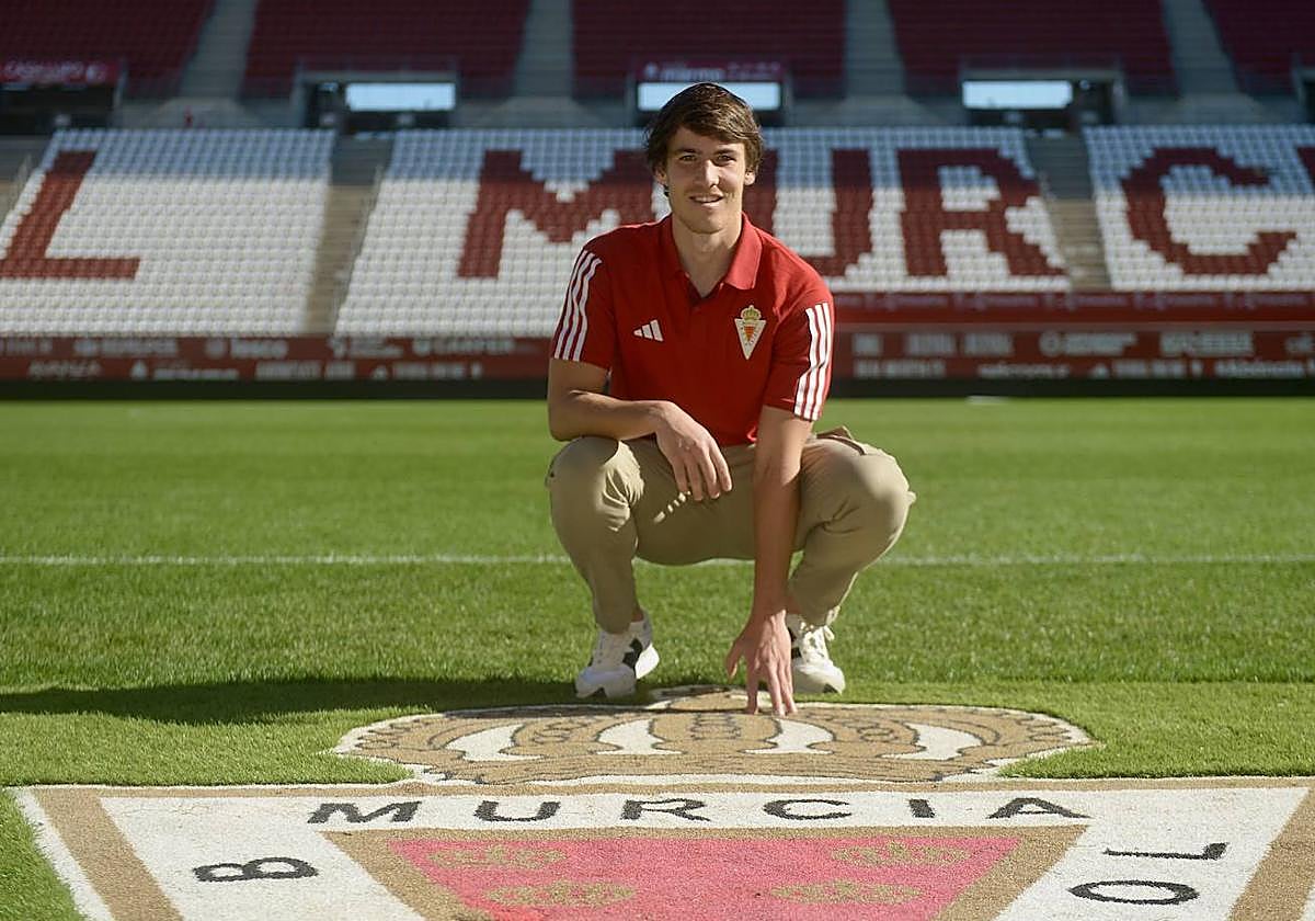 Marc Baró, ayer, junto al escudo del club situado a ras de césped del Enrique Roca.