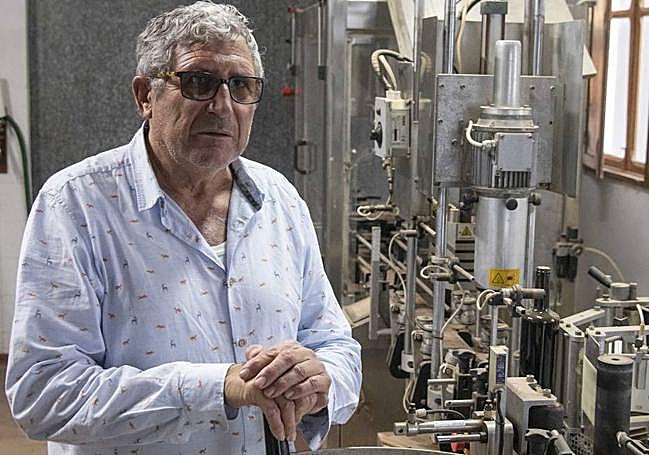 Manuel Martínez, ante una embotelladora, con su Darimus dulce.