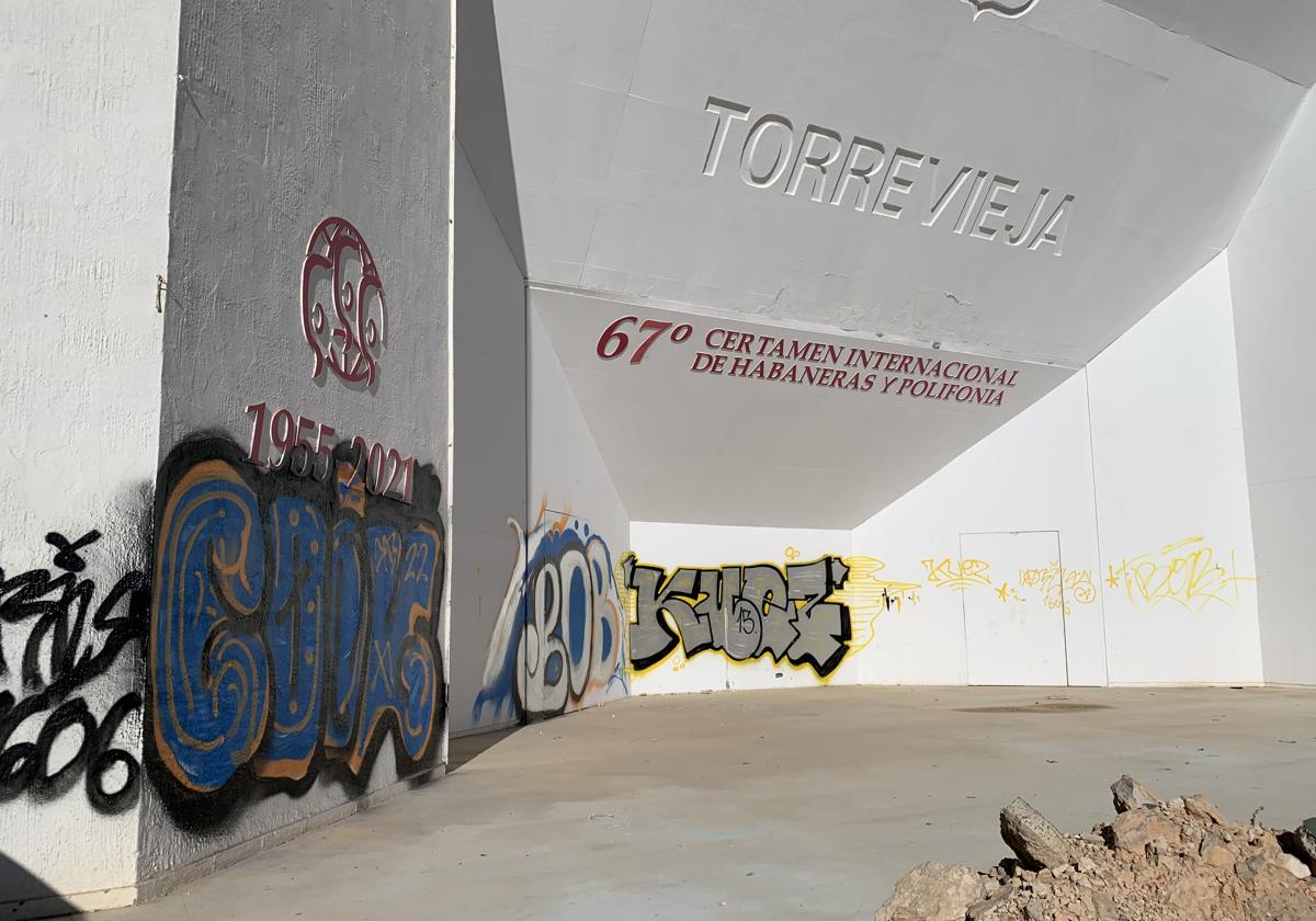 Estado del escenario del antiguo auditorio del Certamen de Habaneras.