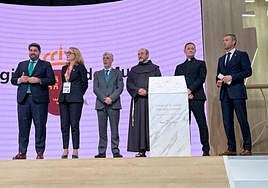 López Miras; la consejera de Turismo de Cantabria, Eva Guillermina Fernández; Ildefonso de la Campa, director de la Sociedad de Gestión del Plan Xacobeo; Luis Quintana Giménez, representante legal del Custodio de Tierra Santa en España; monseñor Roman Walczak, primer conseller de la Nunciatura Apostólica, y el alcalde de Caravaca, José Francisco Martínez.