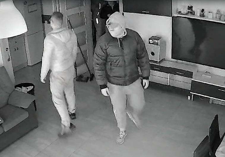 Dos de los empleados de la empresa de desokupas en una de las casas del bloque.