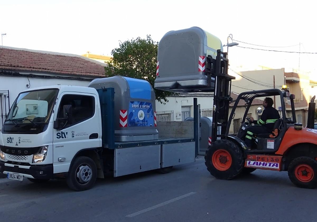 Un operario descarga uno de los nuevos contenedores.