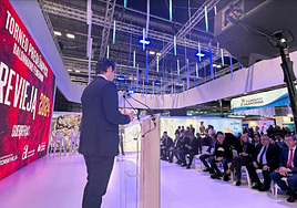 Decenas de personas acudieron a la puesta en escena de Torrevieja en Fitur.