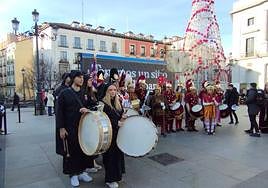 Representación de los tambores de Mula en la plaza Isabel II de Madrid.