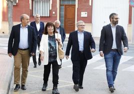 Cristina Narbona, este viernes en Alhama, acompañada por José Vélez y otros cargos del PSOE.