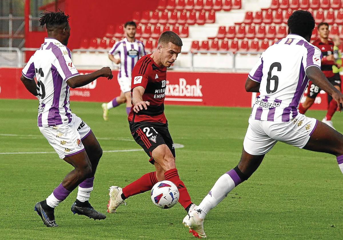 El lateral Diego Moreno, esta temporada, con la camiseta del Mirandés.