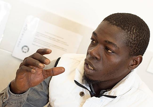 El maliense Birama Korera, que llegó a la Región el 10 de enero, narra su periplo migratorio, el viernes, en la sede de Cruz Roja en Murcia.