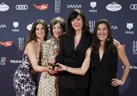 Helena Kaittani, Miren Aperribay, Paloma Zapata y Paola Sainz de Baranda posan con su premio Feroz por la película documental 'La singla'