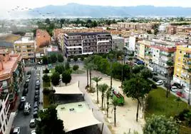 Al fondo, recreación del edificio (en color oscuro) que se construirá para su venta en régimen de cooperativa.