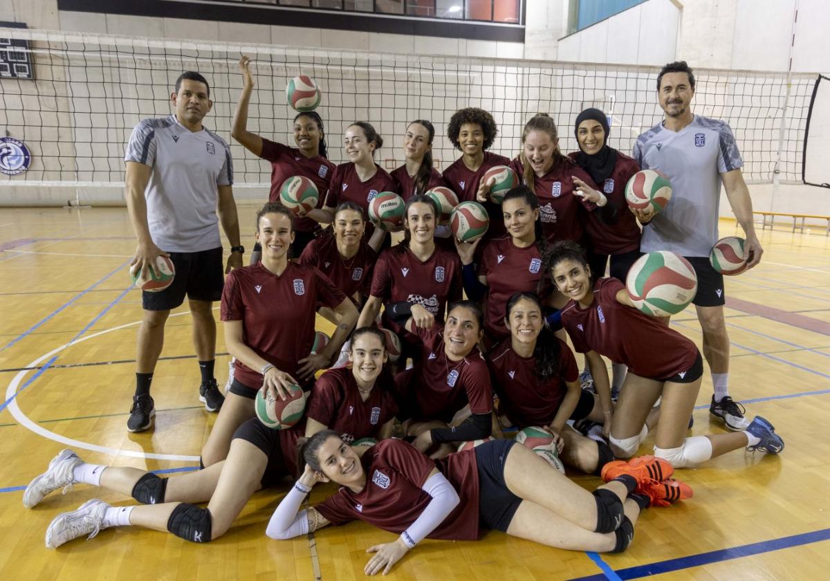 Una familia. La plantilla del AlgarSurmenor, este jueves, en el Palacio de losDeportes de Cartagena. PABLO SÁNCHEZ / AGM