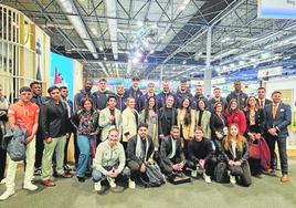 Estudiantes y docentes de turismo de la Universidad Católica de Murcia, junto a la plantilla del UCAM CB, en Fitur el pasado jueves.