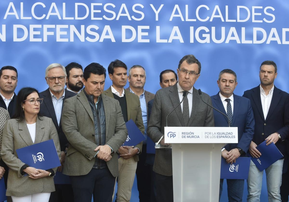 José Ballesta, alcalde de Murcia, este sábado, durante la lectura del manifiesto.