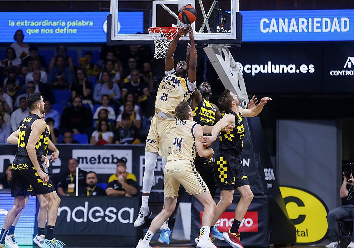 Diagne pelea por el rebote, en el partido de este sábado.