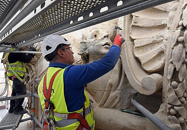 Los trabajadores usan útiles pequeños para no dañar la piedra original.
