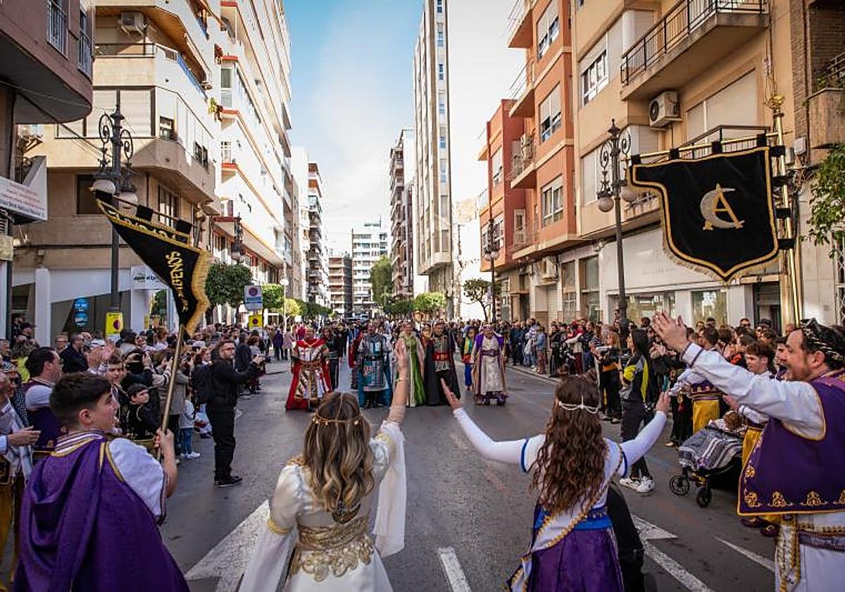 Los portaestandartes abren paso a la Armengola, acompañada por los dos nuevos embajadores y sus, desde ayer, predecesores.