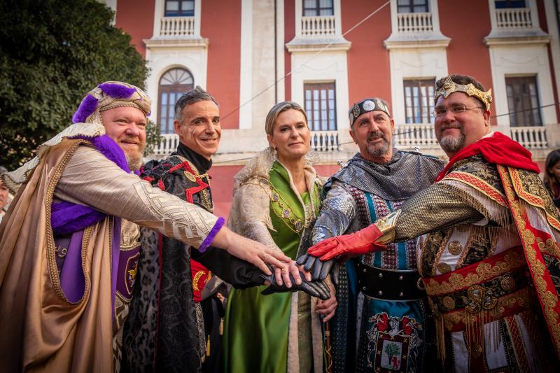Las imágenes del desfile del Medio Año Festero en Orihuela
