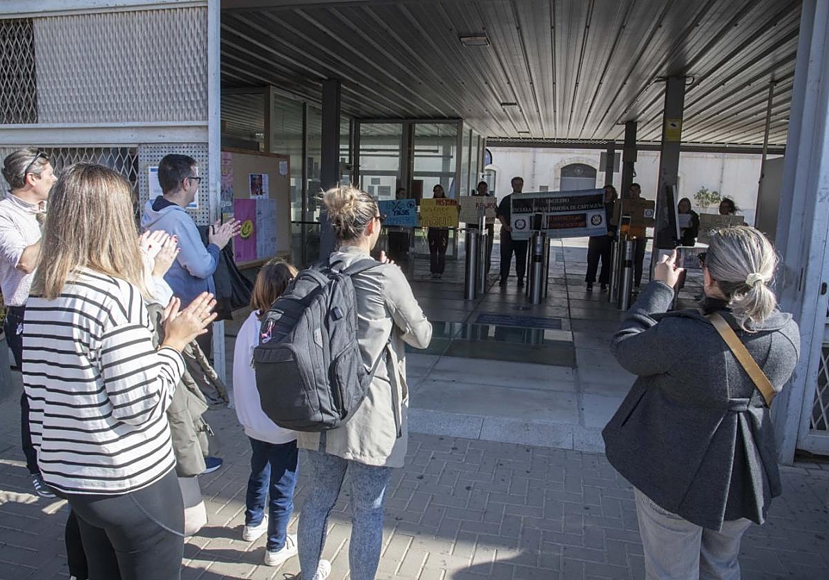 El grupo de alumnos encerrados en Antiguones recibió ayer el apoyo de familiares y amigos.