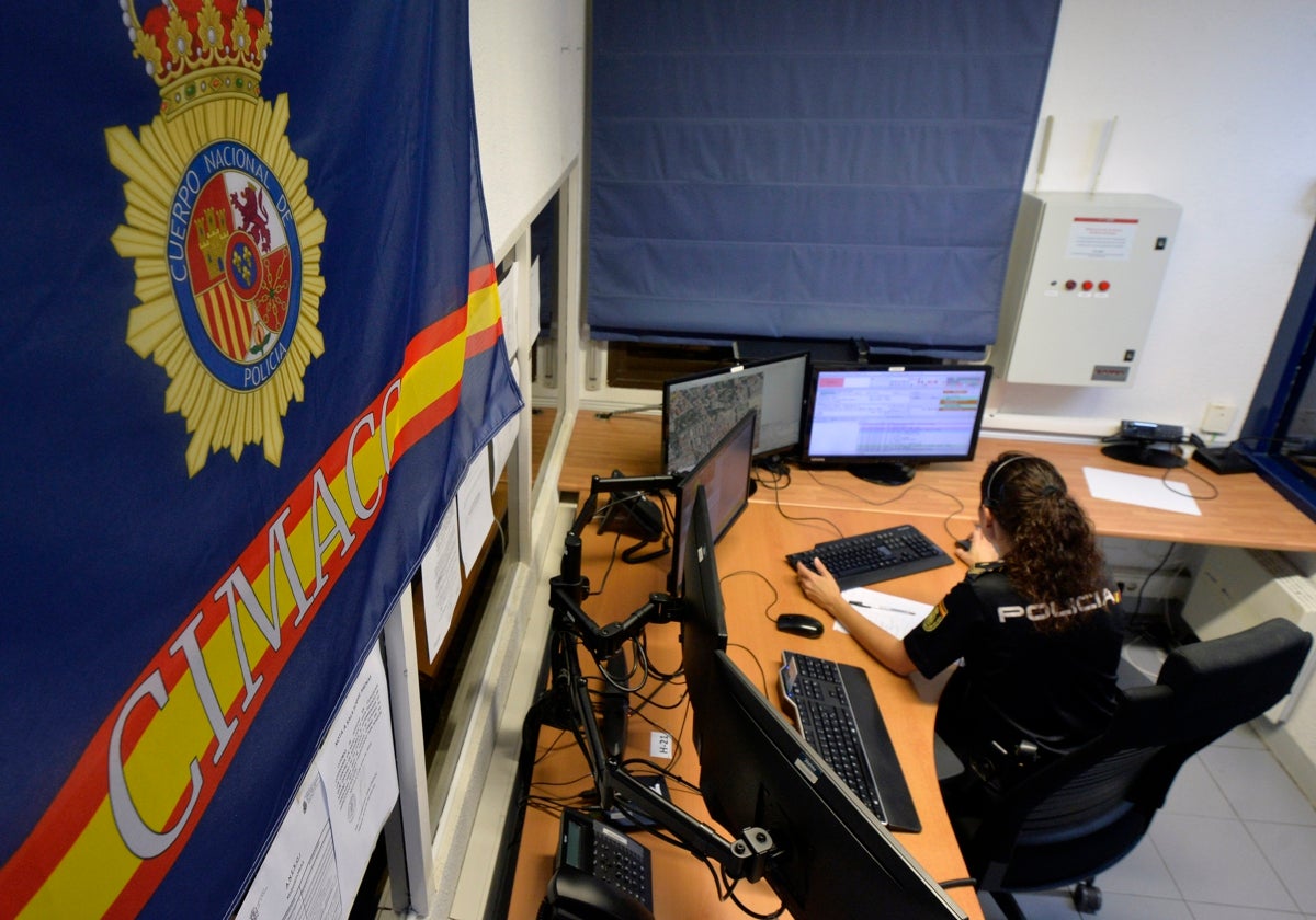 Una policía atiende las llamadas que llegan a la sala 091 en Murcia, el año pasado.
